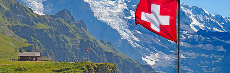 Schweizer Flagge vor Alpen